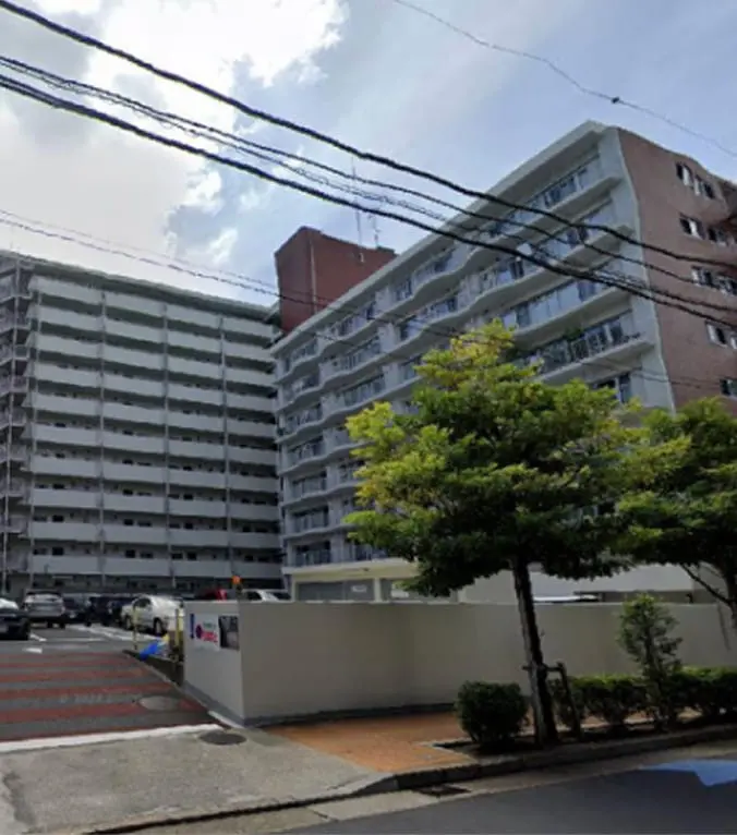 中高層の集合住宅が並ぶ外観で、敷地内に駐車場や緑が整備された都市型マンションの様子
                                                